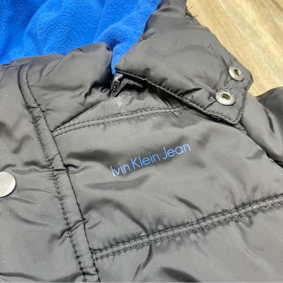 Calvin Klein Jeans Little kids black and blue puffer jacket with hood - Picture 5 of 9